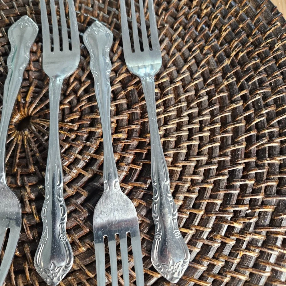 Lot of 4 Walco Discretion Stainless Korea Dinner‎ Forks
